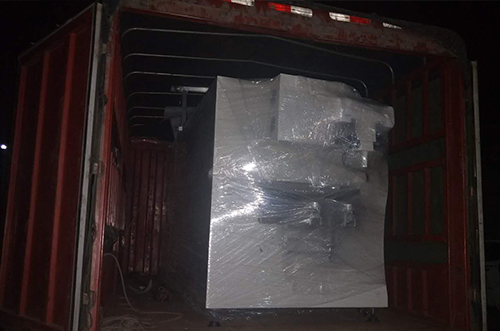 重慶客戶SMT設(shè)備專車送貨，貨到上門安裝調(diào)試