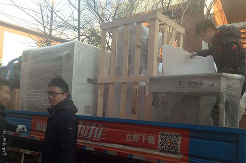 上海客戶SMT設(shè)備專車送貨，貨到上門安裝調(diào)試